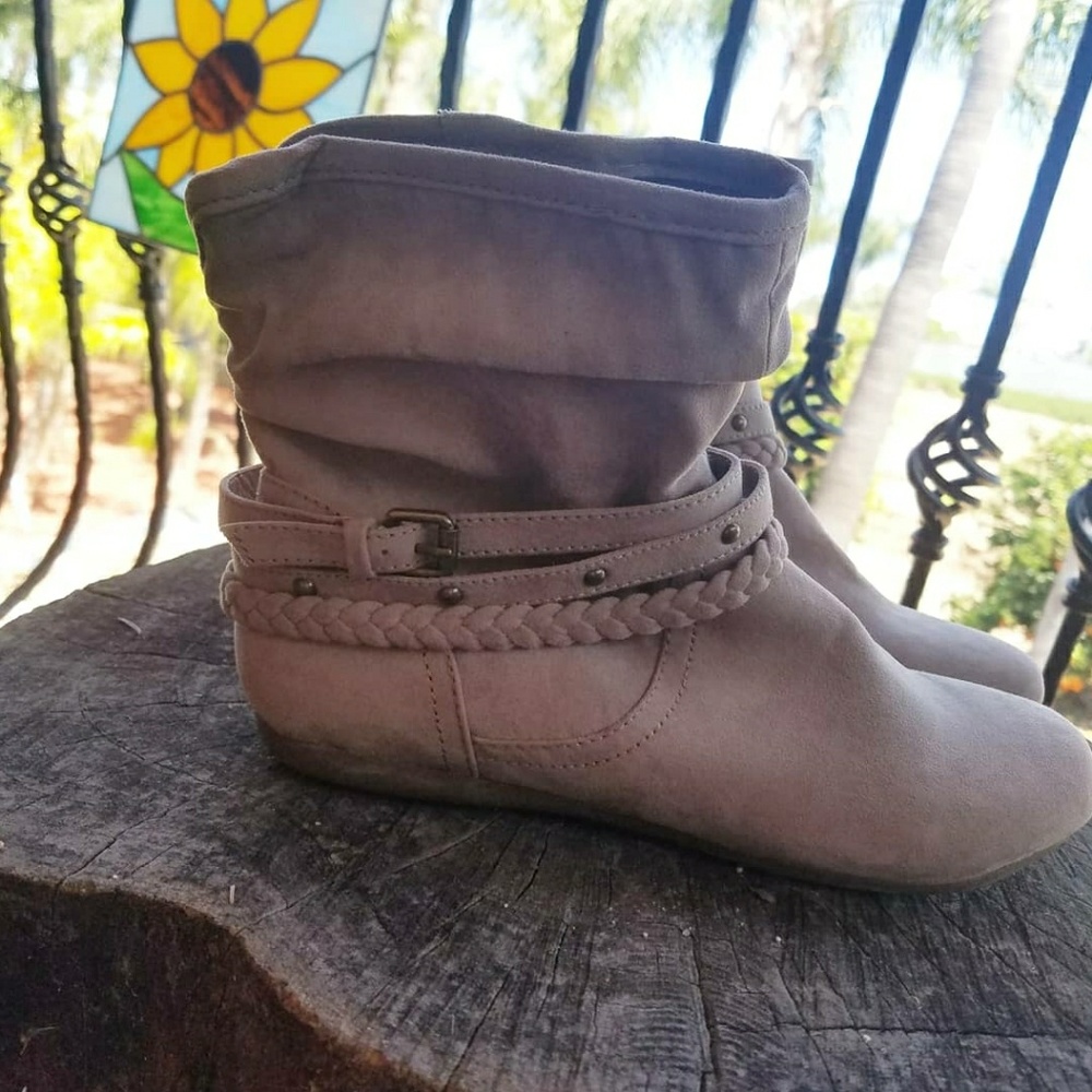 Sandy beige flat boots
